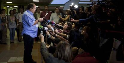 Andrés París, de las FARC, habla con la prensa en La Habana este sábado.