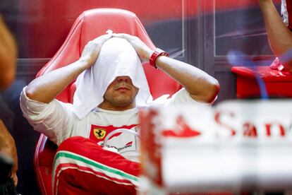 Felipe Massa se seca el sudor tras la primera sesión de entrenamientos.