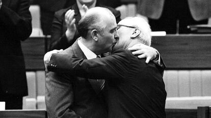 Mijaíl Gorbachov felicita a Erich Honecker con un beso después de la reelección de este como Secretario General del Congreso del Partido Comunista en Berlín Oriental, el 21 de abril de 1986.