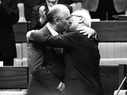 Mijaíl Gorbachov felicita a Erich Honecker con un beso después de la reelección de este como Secretario General del Congreso del Partido Comunista en Berlín Oriental, el 21 de abril de 1986.