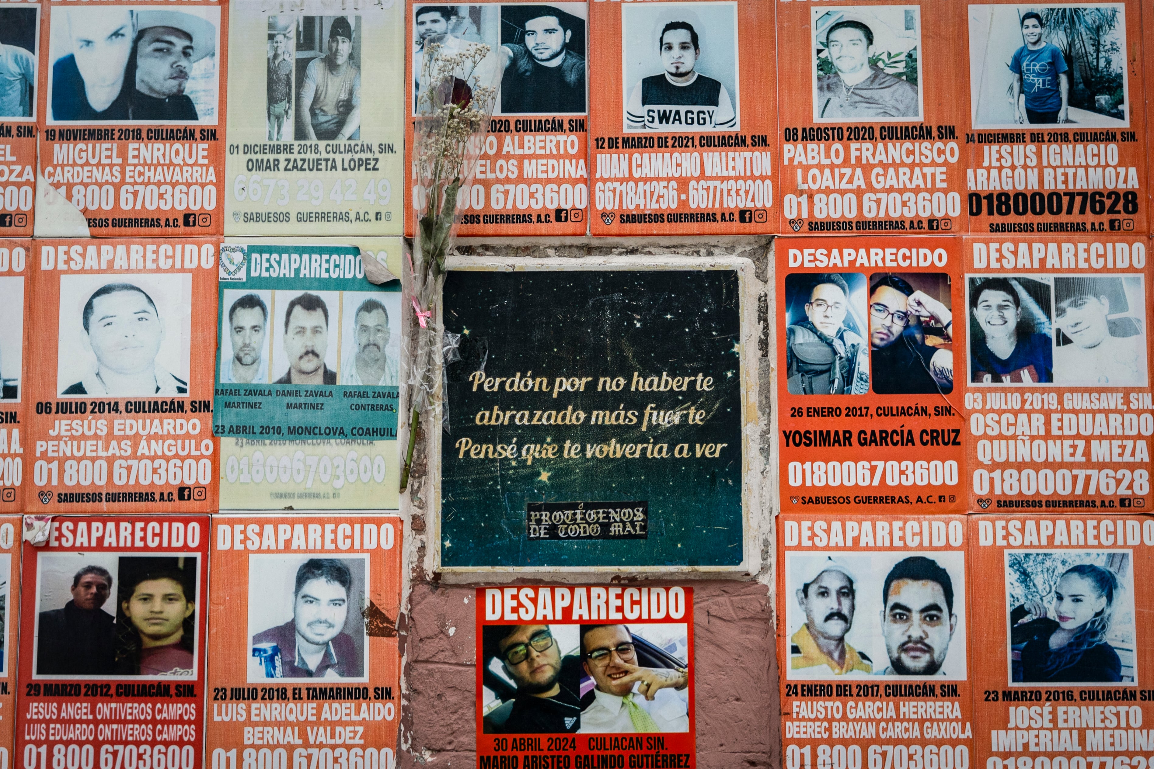 Baldosas de personas desaparecidas en la zona centro de Culiacán, el 2 de septiembre.