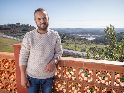 Juan Francisco García, vecino de Nerva con la casa más cercana al vertedero, a solo 700 metros de distancia y que se divisa al fondo del valle.