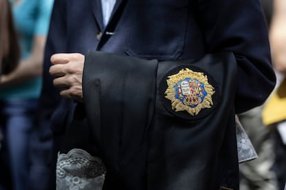 Un magistrado sostiene su toga durante el paro de 10 minutos contra la llamada 'Ley Bolaños' de acceso a la carrera judicial.