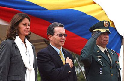 Álvaro Uribe, en el centro, y la ministra de Defensa, Marta Lucía Ramírez, en un acto militar el pasado 7 de agosto.