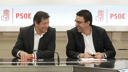 Reunión de la Comision Gestora del PSOE, presidida por Javier Fernández, en la imagen junto a Mario Jiménez.