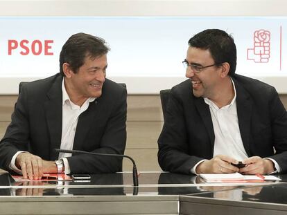 Reuni&oacute;n de la Comision Gestora del PSOE, presidida por Javier Fern&aacute;ndez, en la imagen junto a Mario Jim&eacute;nez.  
