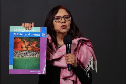 Leticia Ramírez habla de los nuevos libros de texto de la SEP durante una rueda de prensa.