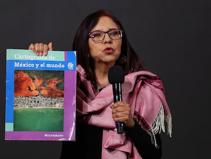 Leticia Ramírez habla de los nuevos libros de texto de la SEP durante una rueda de prensa.