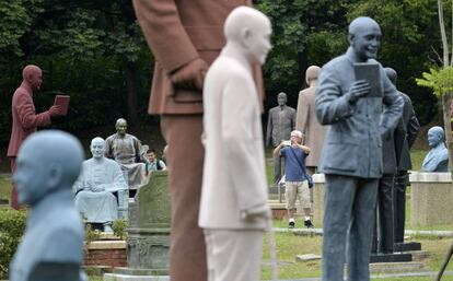 Un turista toma fotografías entre estatuas del dictador Chiang Kai-shek, en el Cihu Memorial Sculpture Park de Taiwán.