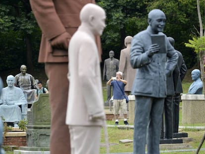 Un turista toma fotograf&iacute;as entre estatuas del dictador Chiang Kai-shek, en el Cihu Memorial Sculpture Park de Taiw&aacute;n.