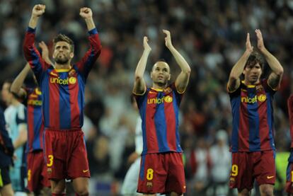 Pique, Iniesta y Maxwell celebran el empate en el Bernabéu.