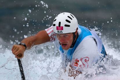 El ruso Aleksandr Lipatov en la semifinal de aguas bravas C1.