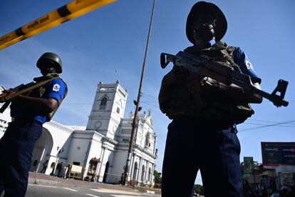 Soldados hacen guardia este lunes ante la iglesia de San Antonio de Colombo.