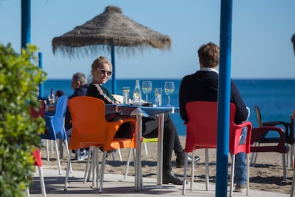 Residentes británicos en una terraza de la cala de Mijas, en Málaga, el 31 de diciembre.