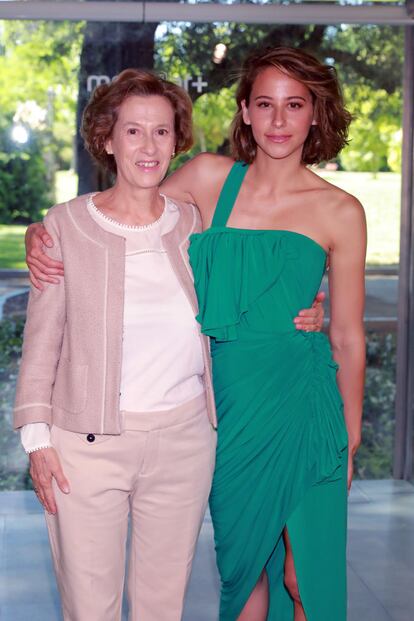 La escritora Julia Navarro junto a la actriz Irene Escolar.