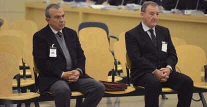 El ex director general de la CAM Roberto López Abad (a la izquierda) y el exdirectivo Juan Ramón Avilés.