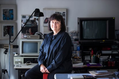 La artista Marisa González posa en su estudio de Madrid, en marzo de 2023.
