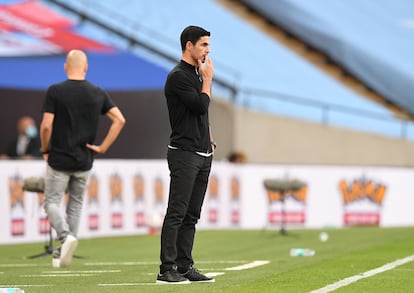 Arteta y Guardiola, al fondo, durante el pulso en Wembley.