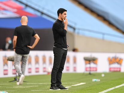 Arteta y Guardiola, al fondo, durante el pulso en Wembley.