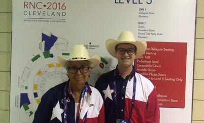 Hilda Garza, a la izquierda, el lunes en la convención republicana, con otro integrante de la delegación de Texas