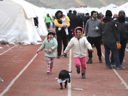 Unos niños juegan a lo largo de una pista de atletismo en un campamento improvisado de la AFAD levantado en un estadio de la ciudad de Kahramanmaras (Turquía).