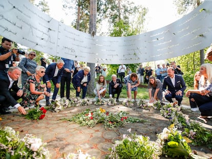 Homenaje de las autoridades noruegas para recordar a las 77 víctimas del doble atentado de hace 10 años, este jueves en el memorial levantado en la isla de Utoya.