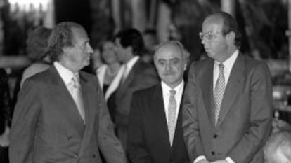 Don Juan Carlos, junto a Fernando Almansa y Rafael Spottorno, en una recepción en 1998.