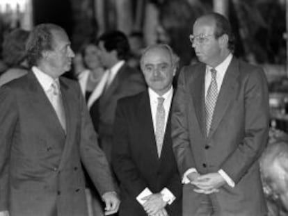 Don Juan Carlos, junto a Fernando Almansa y Rafael Spottorno, en una recepción en 1998.