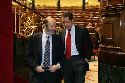 Alfredo Pérez Rubalcaba, ministro del Interior, y Eduardo Zaplana, portavoz parlamentario del PP.