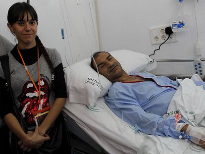 Francisco Moreno, tras donarle un riñón a su nieto de cinco años, junto a la madre del menor, Alexandra Corretge.