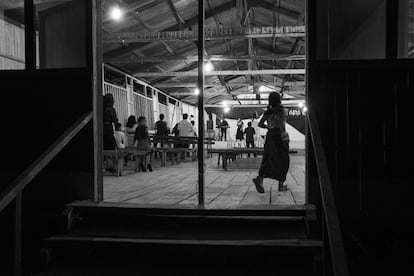 Iglesia Evangelista en la Comunidad de Calleria, Ucayali, Perú. Mientras que en el resto del país las reuniones sociales están prohibidas, en la comunidad nativa de Calleria una niña shipibo-konibo se une a la misa.