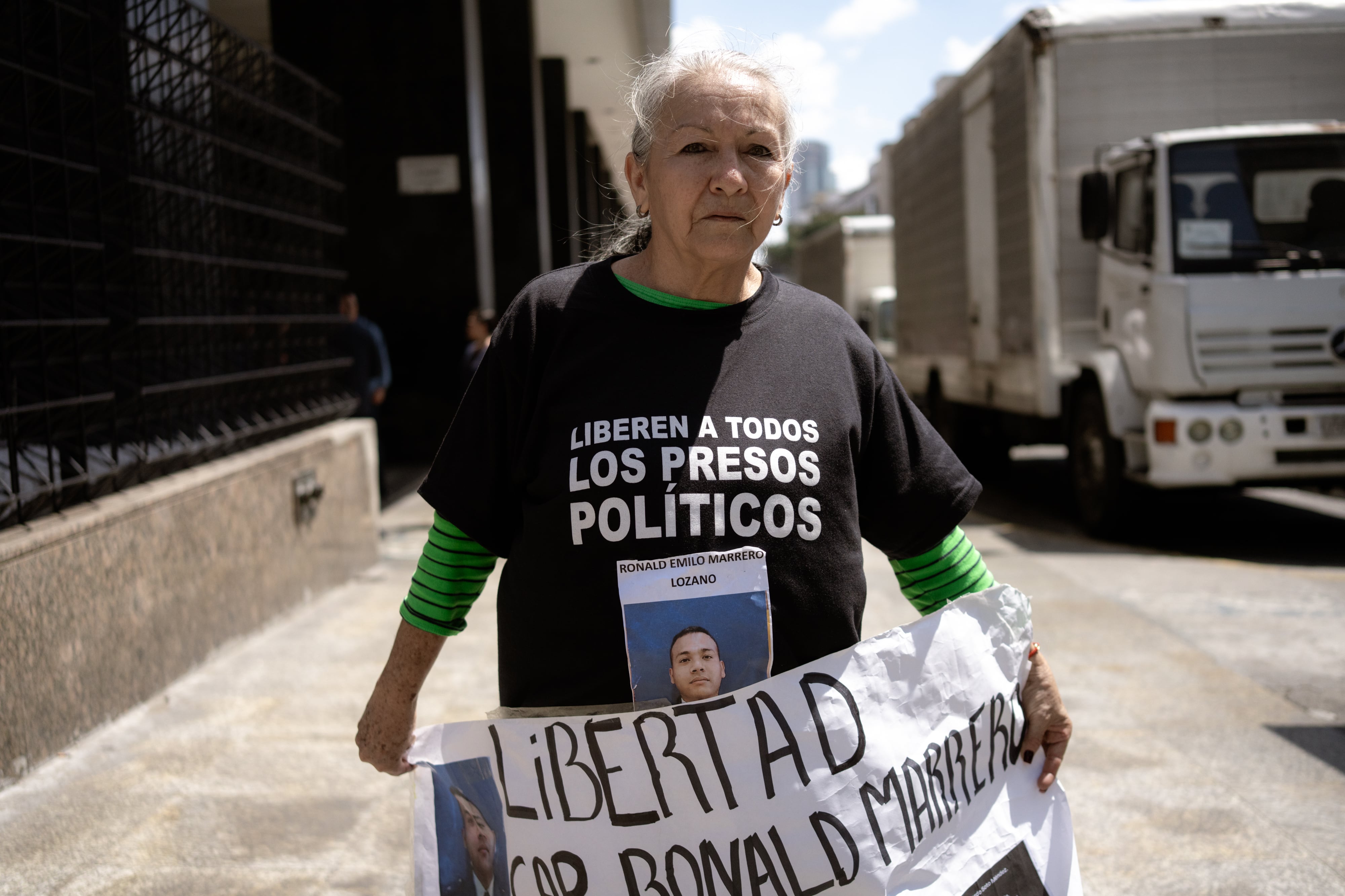 Bianca Lozano, madre de un preso político, protesta en Caracas.