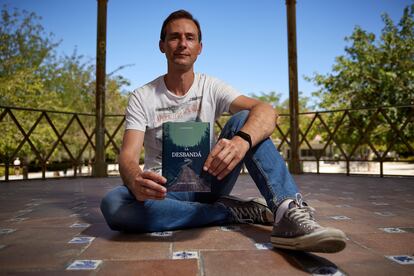 Pablo López, creador del juego de rol ‘La Desbandá 1937’, posa en el Parque Almunia de Aynadamar de Granada.