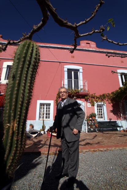 El abuelo de Guinjoan construyó en 1919 el Mas Barriac, la masía junto a las tierras de cultivo a la que toda la familia se traladaba cuando remitía el frío del invierno. La heredó su padre y el compositor, promogénito, renunció a ella para dedicarse a la música. Hace tres años la compró una pareja de británicos que viven todo el año en ella.