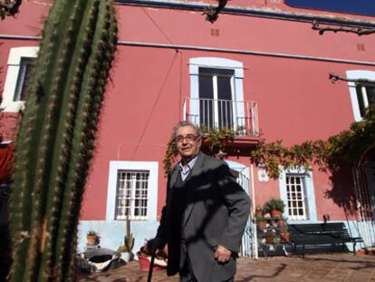 El abuelo de Guinjoan construyó en 1919 el Mas Barriac, la masía junto a las tierras de cultivo a la que toda la familia se traladaba cuando remitía el frío del invierno. La heredó su padre y el compositor, promogénito, renunció a ella para dedicarse a la música. Hace tres años la compró una pareja de británicos que viven todo el año en ella.