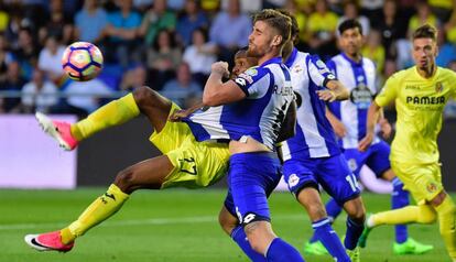 Bakambu, delantero del Villarreal, intenta el remate ante la oposición de Albentosa.