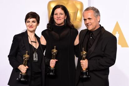 De izquierda a derecha, Mathilde Bonnefoy (montadora), Laura Poitras (directora) y Dirk Wilutzky (productor), con el Oscar por 'Citizenfour'.