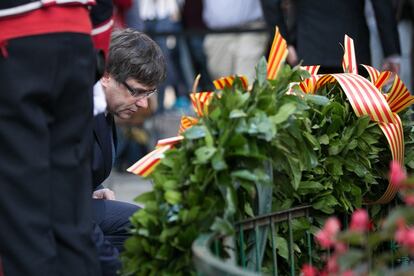 El president de la Generalitat, Carles Puigdemont, durant l'ofrena al monument de Rafael Casanova.