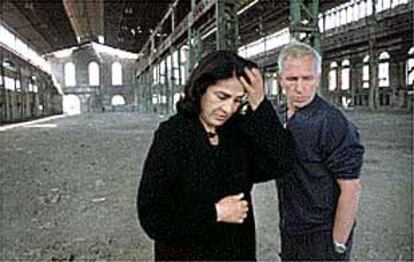 La actriz Irene Papas y Jürgen Müller, director artístico de la Fura dels Baus, ayer, en la
antigua nave de talleres de la siderurgia saguntina.