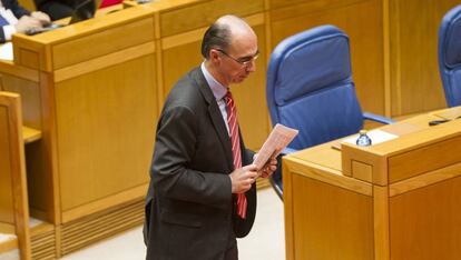 El consejero gallego de Sanidad se dirige a la tribuna del Parlamento para su comparecencia.