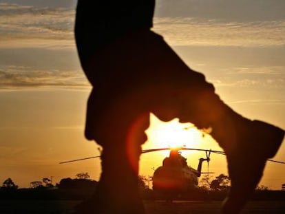 Un helic&oacute;ptero durante la liberaci&oacute;n de varios rehenes de las FARC en 2007.