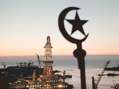 Símbolo de Azerbaiyán en el Mar Caspio