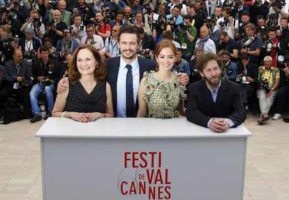 El director y actor James Franco (2i) posa con los actores Beth Grant (i), Ahna O'Reilly (2d) y Tim Blake Nelson (d) durante el photocall por la película 'As I Lay Dying'.