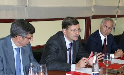 (De izd.a a dcha) Francisco Román, Vittorio Colao y Antonio Coimbra.