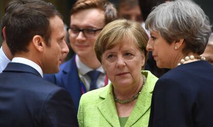 Macron, Merkel y May, en un momento de la cumbre.