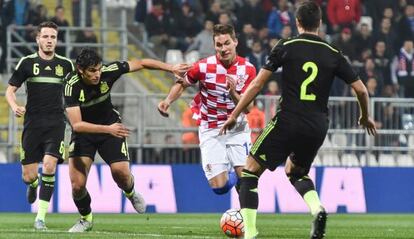 Pjaca ante Manquillo, Vallejo y Sa&uacute;l. 