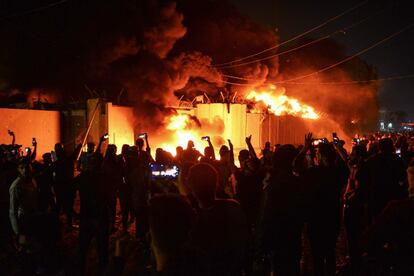 Centenares de manifestantes gritaban "guera Irán" y "victoria a Irak" en el recinto del Consulado en llamas en la ciudad santa que recibe cada año a millones de peregrinos, llegados sobre todo de Irán.