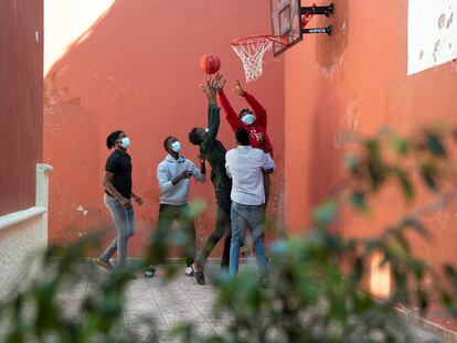 Imagen de febrero de 2021 de varios menores migrantes no acompañados, llegados en patera a Gran Canaria en 2020 en un centro especializado en adolescentes de Tenerife.