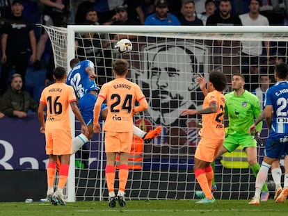 Vinicius de Souza remata ante el guardameta croata del Atlético de Madrid, Ivo Grbic, para conseguir el tercer gol del equipo blanquiazul este miércoles.