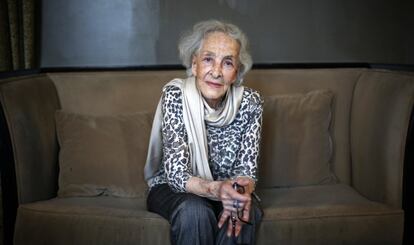 La poeta uruguaya Ida Vitale, ganadora del Premio Cervantes 2018, nació en Motevideo el 2 de noviembre de 1923 y ha dedicado su vida a luchar por que la poesía sea "para todos" y no se esconda en la especialización. En la imagen, Vitale posa durante una entrevista en Madrid en 2013.